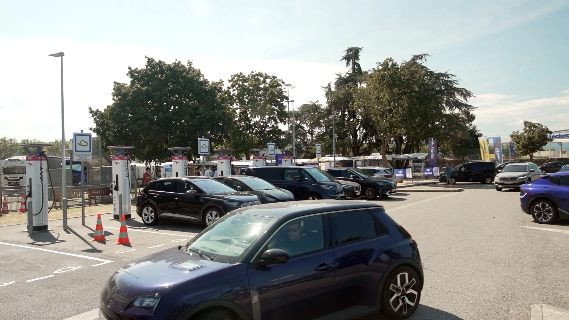 JeRouleEnElectrique.fr — animation sur une aire du réseau VINCI Autoroutes