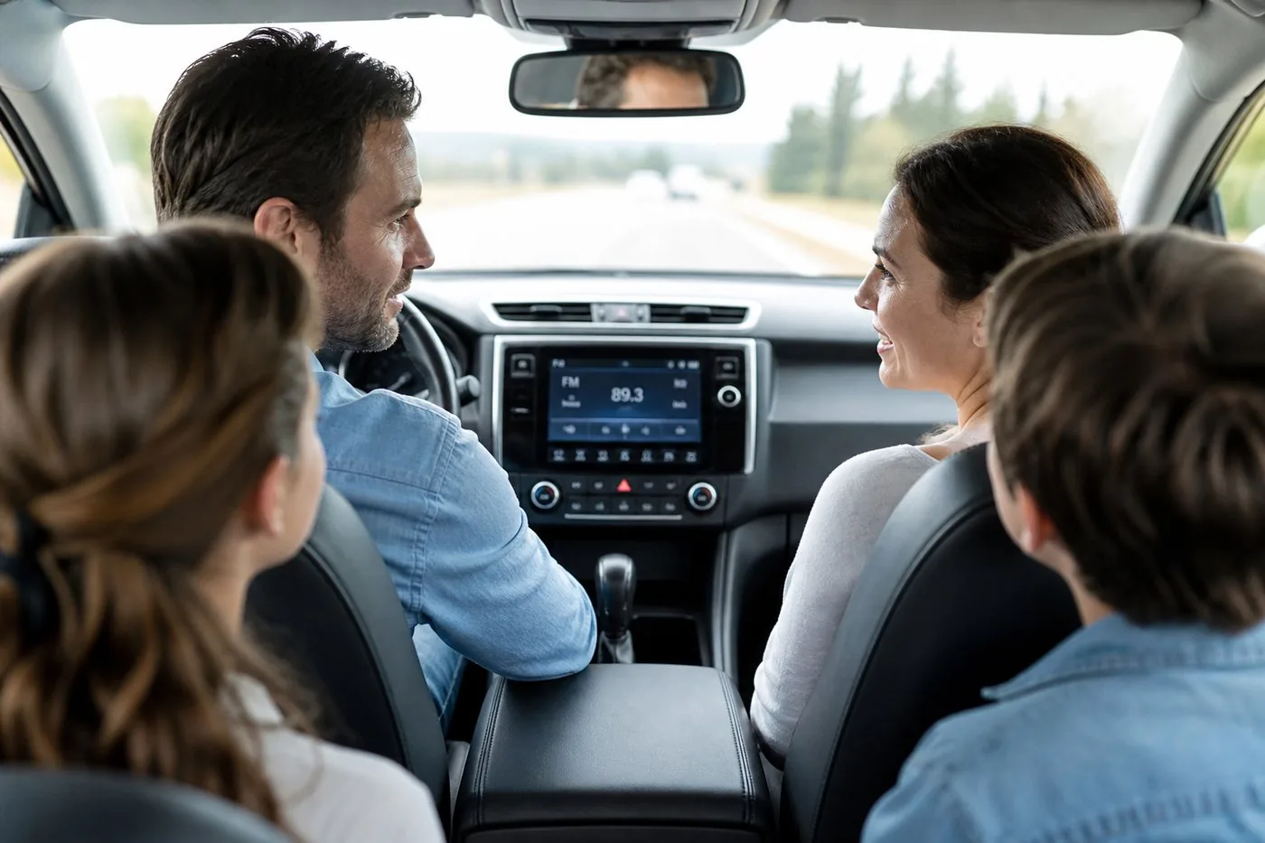 Famille à l’écoute de Radio VINCI Autoroutes 107.7 en voiture