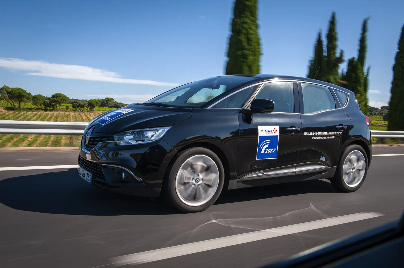 Véhicule floqué Radio VINCI Autoroutes 107.7