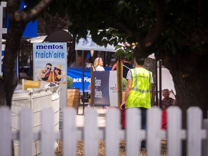 La RFE met en place une opération de Trip Marketing pour Mentos en proposant des espaces détente et en faisant de la publicité sur les aires d'autoroutes Vinci