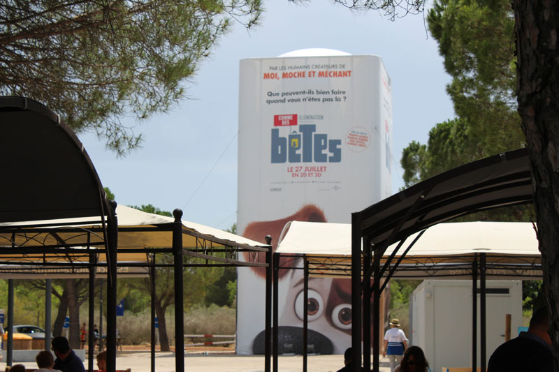 La RFE met en place une opération de Trip Marketing pour le film "comme des bêtes" grâce à un Totem Geant sur les autoroutes vinci